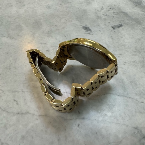 Bulova new 8-diamond black dial, gold-tone stainless steel case and bracelet. - Picture 3 of 4